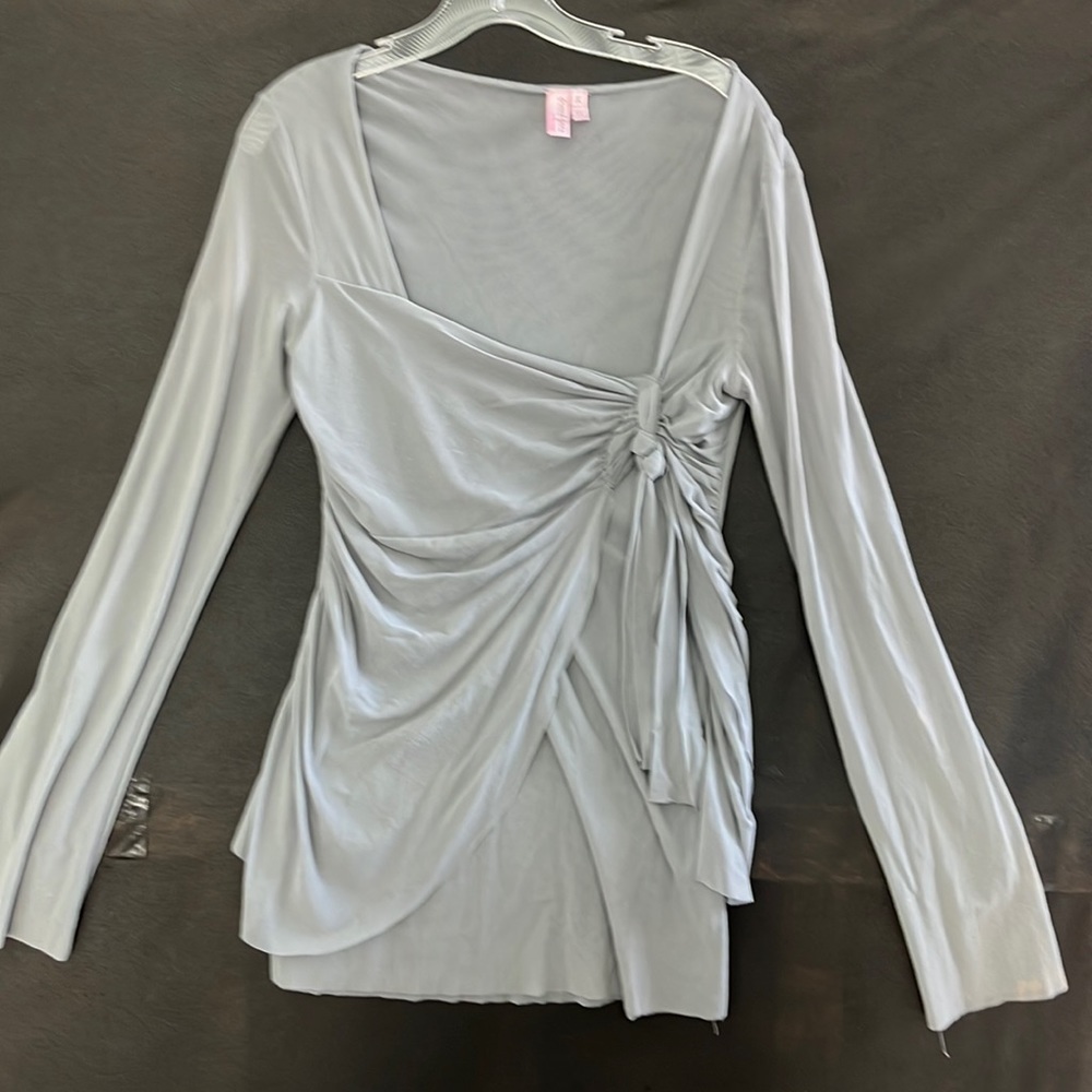 Beautiful sheer light grey top with great tie detail. Size L